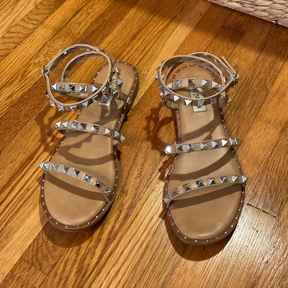 Steve Madden Travel Tan Studded Strappy Sandal. Size 8